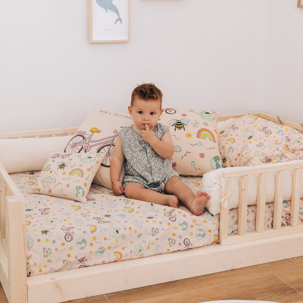 bambino su letto montessori