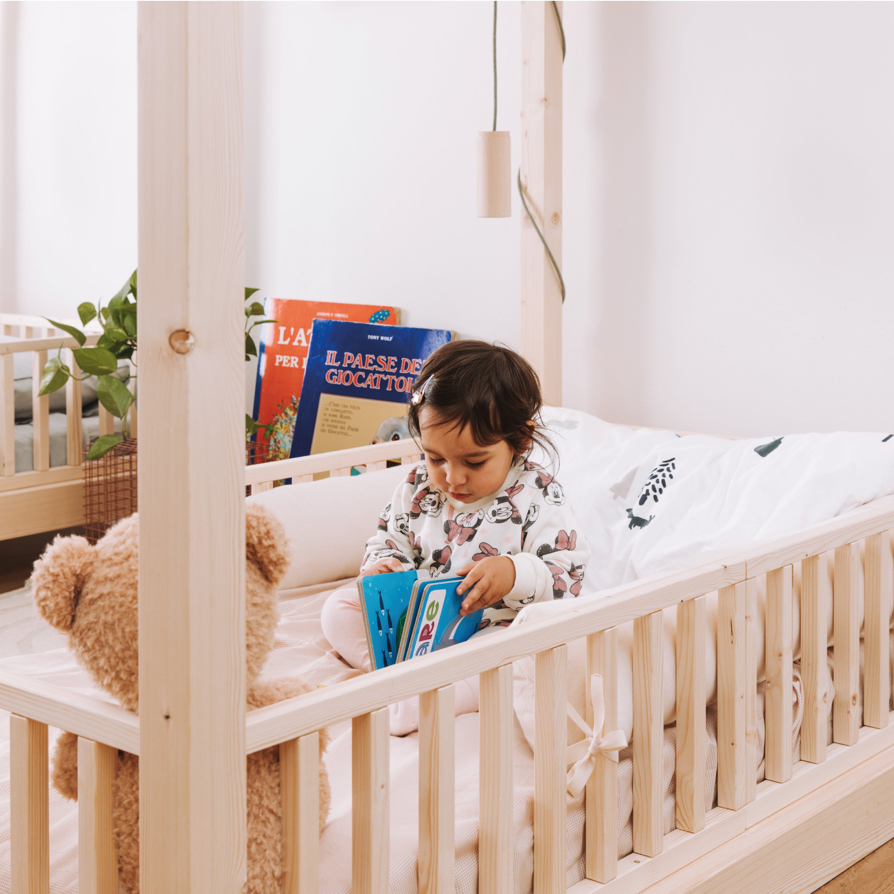 bambina sfoglia libro nel suo lettino montessoriano made in italy zero+ nabè