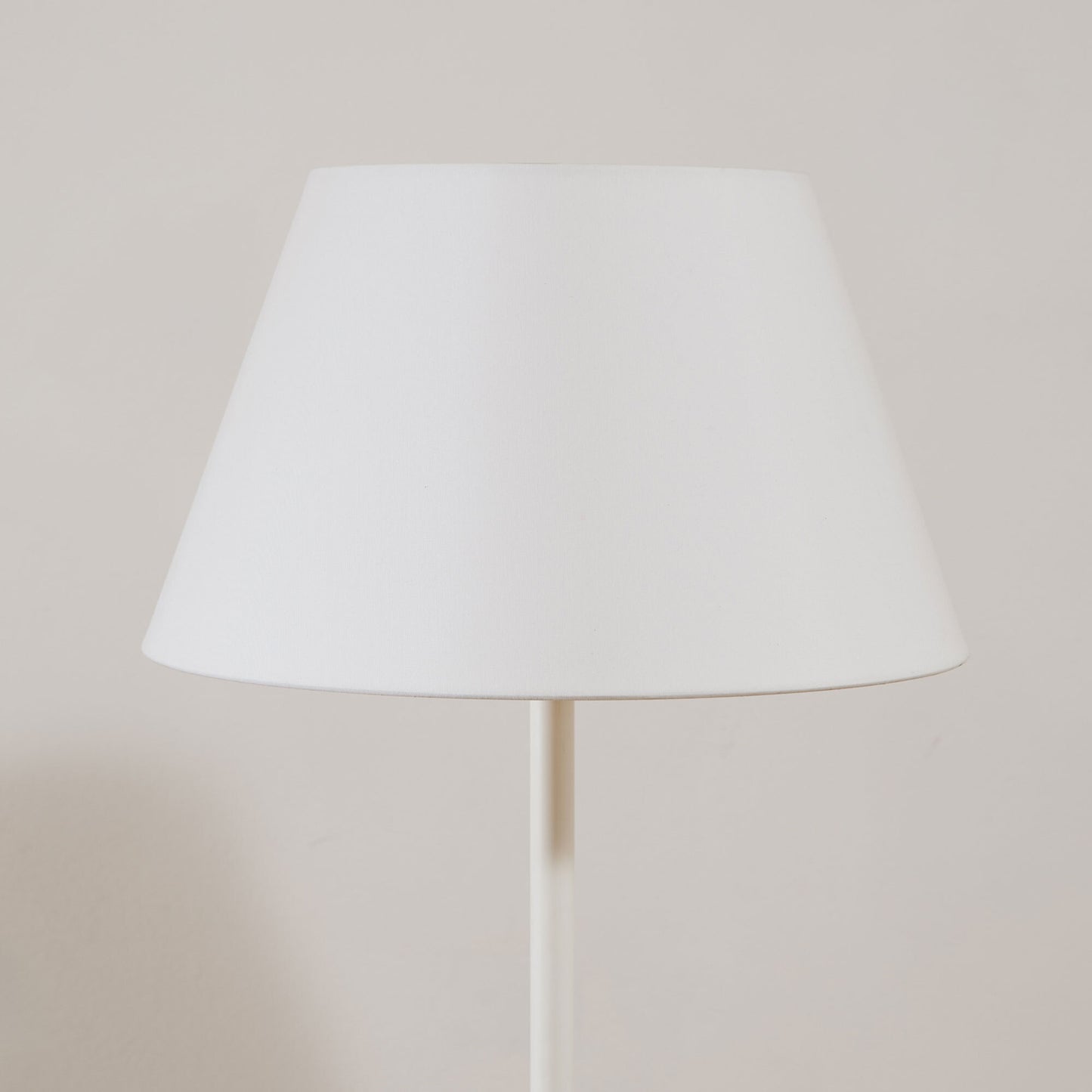 Lampada da terra con paralume tinta unita