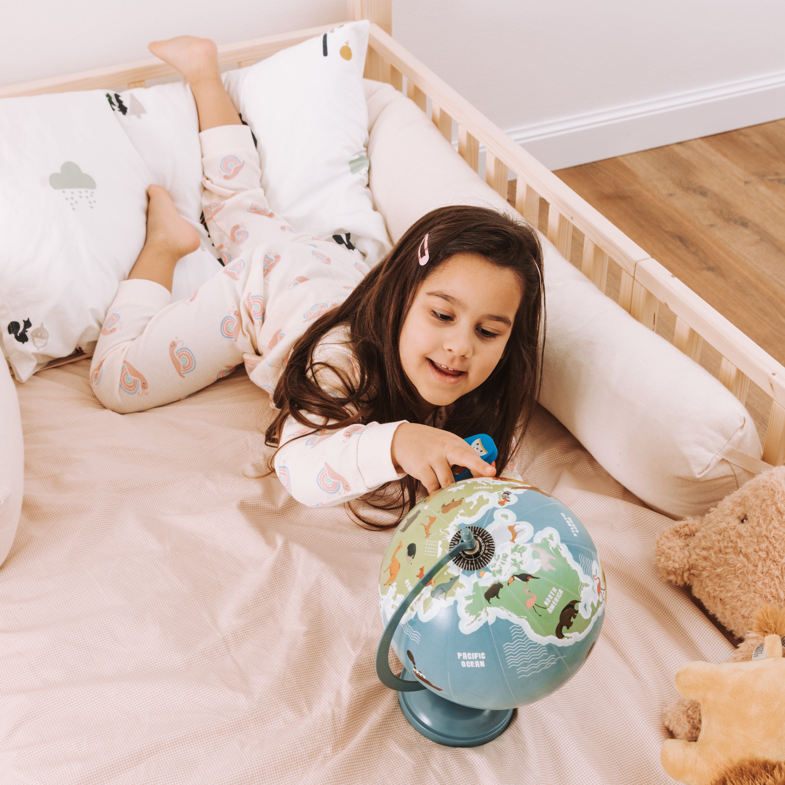 bambina su letto montessoriano per bambini in legno massello zero+ nabè
