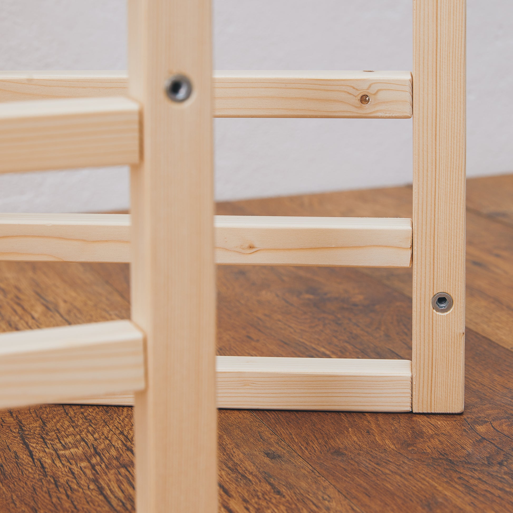 dettaglio barriere protettive per lettino montessori in legno massello made in italy