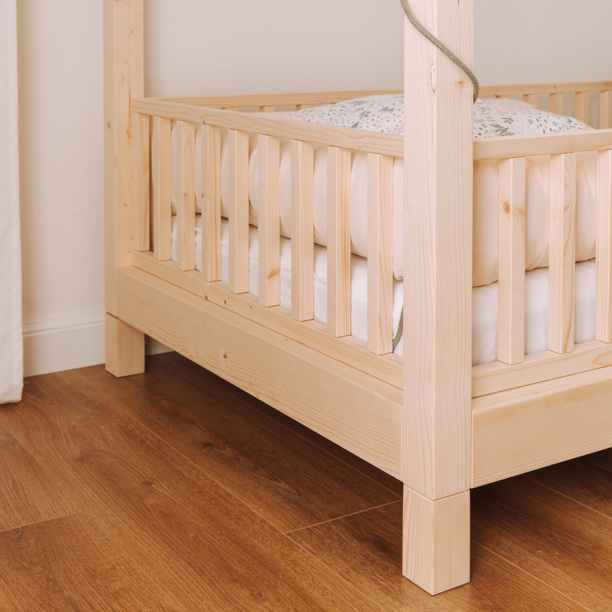 dettaglio piedini lettino montessori zero+ nabè in legno con barriere