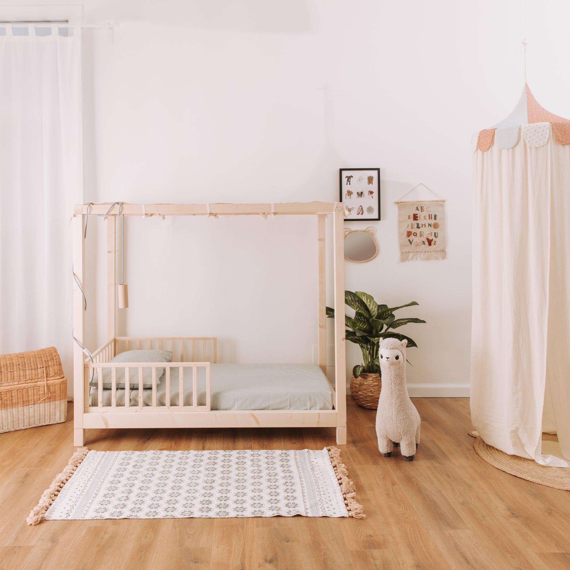 stanza bambino colori neutri con letto montessori nabé