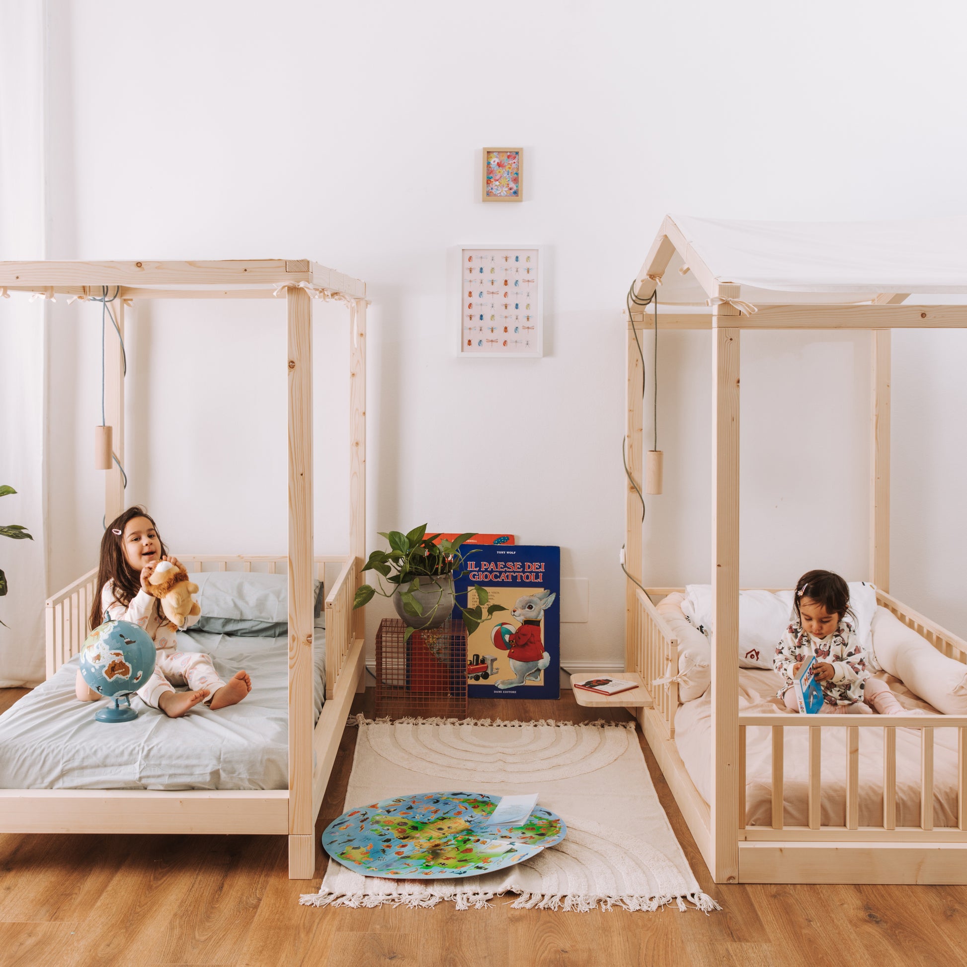 stanzetta con due lettini montessori a baldacchino