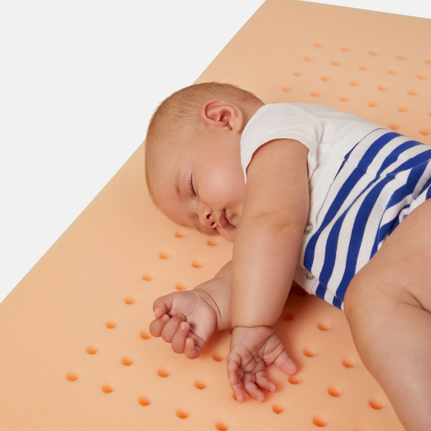 neonato dorme su materasso per bambini perfetto per letto montessoriano zeropiù by nabè