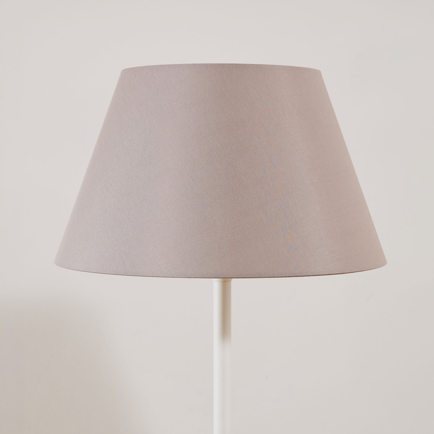 Lampada da terra con paralume tinta unita