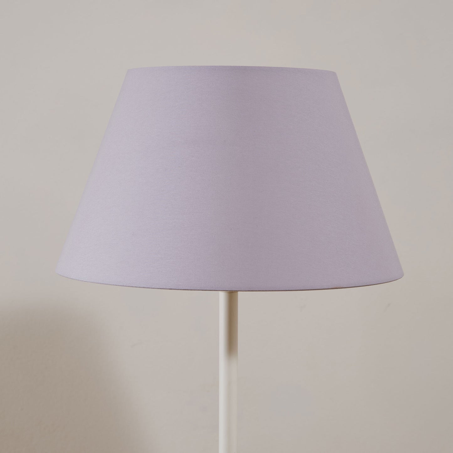 Lampada da terra con paralume tinta unita
