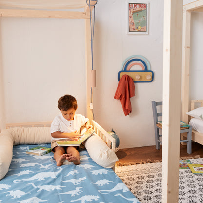 bimbo legge libro con luce per lettino montessoriano nabè con cavo tessile e paralume in legno