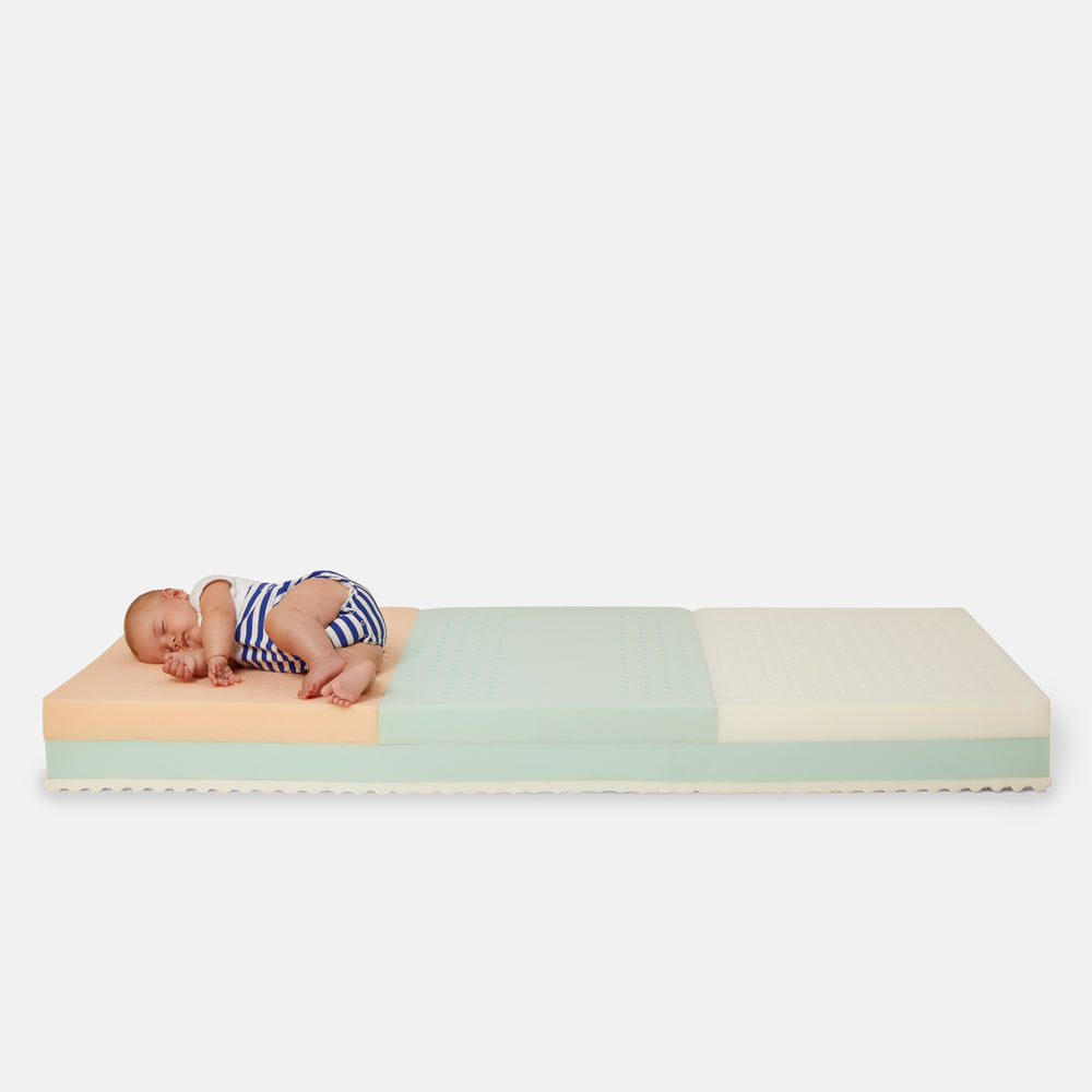 neonato dorme su materasso evolutivo per bambini in schiuma nabè mousse orange per bambini da 0 a 4 anni 