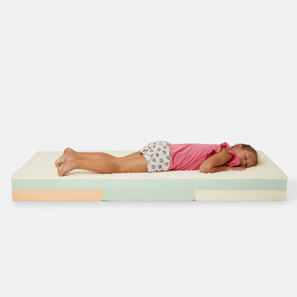 bambina dorme su materasso per bambini nabè in memory pro