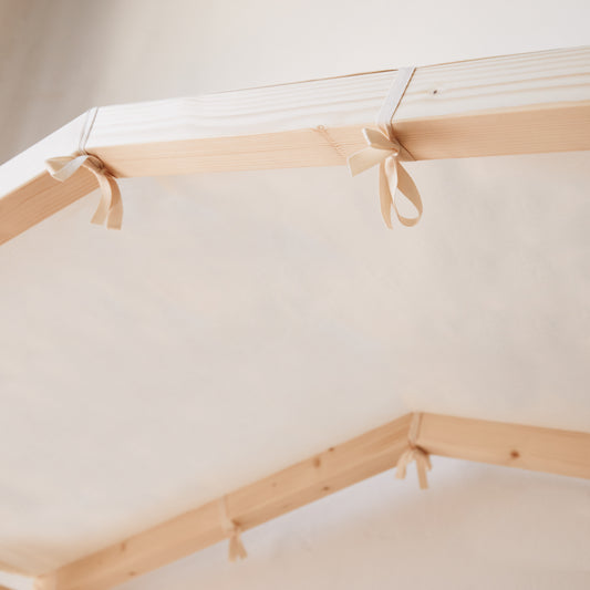 Telino Cielo per lettini montessori in legno by nabè è un raffinato telo trapuntato che si lega al tettino del letto nabè