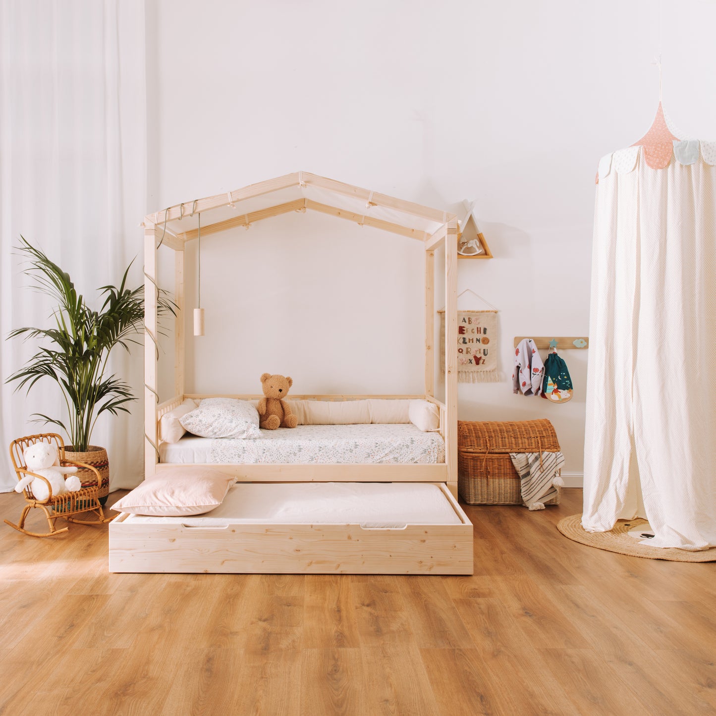 letto montessori in legno naturale con baldacchino e cassetto contenente secondo letto