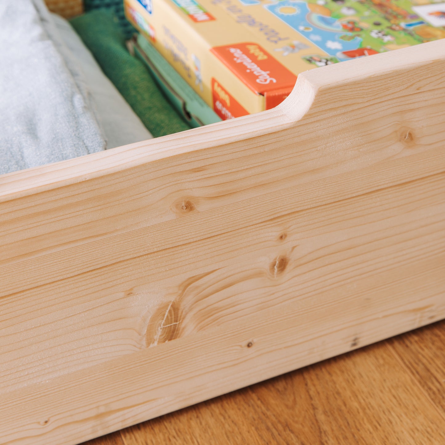 dettaglio cassetto contenitore per letto montessori in legno massello naturale