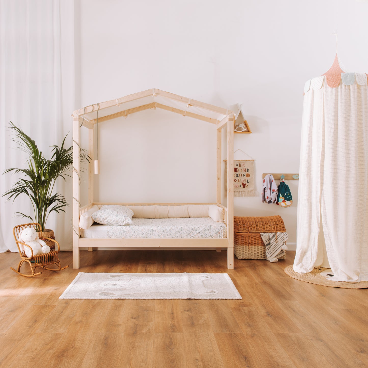 cameretta con letto per bambini con baldacchino in legno naturale zero+ nabè