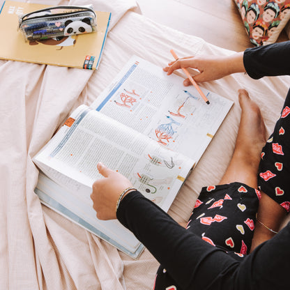 bambina fa i compiti su letto montessori zero+ fun nabè made in italy