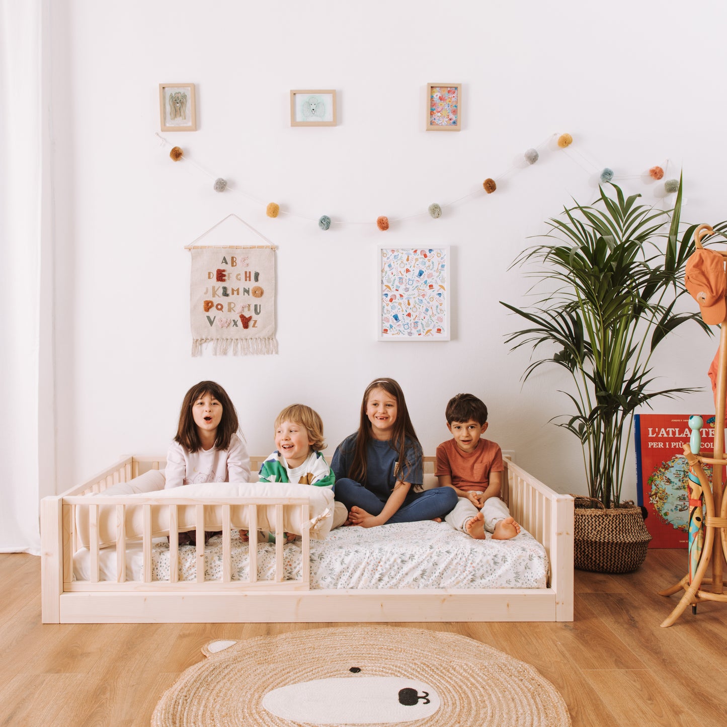 bambini di diverse età su letto montessoriano made in italy in legno di abete naturale