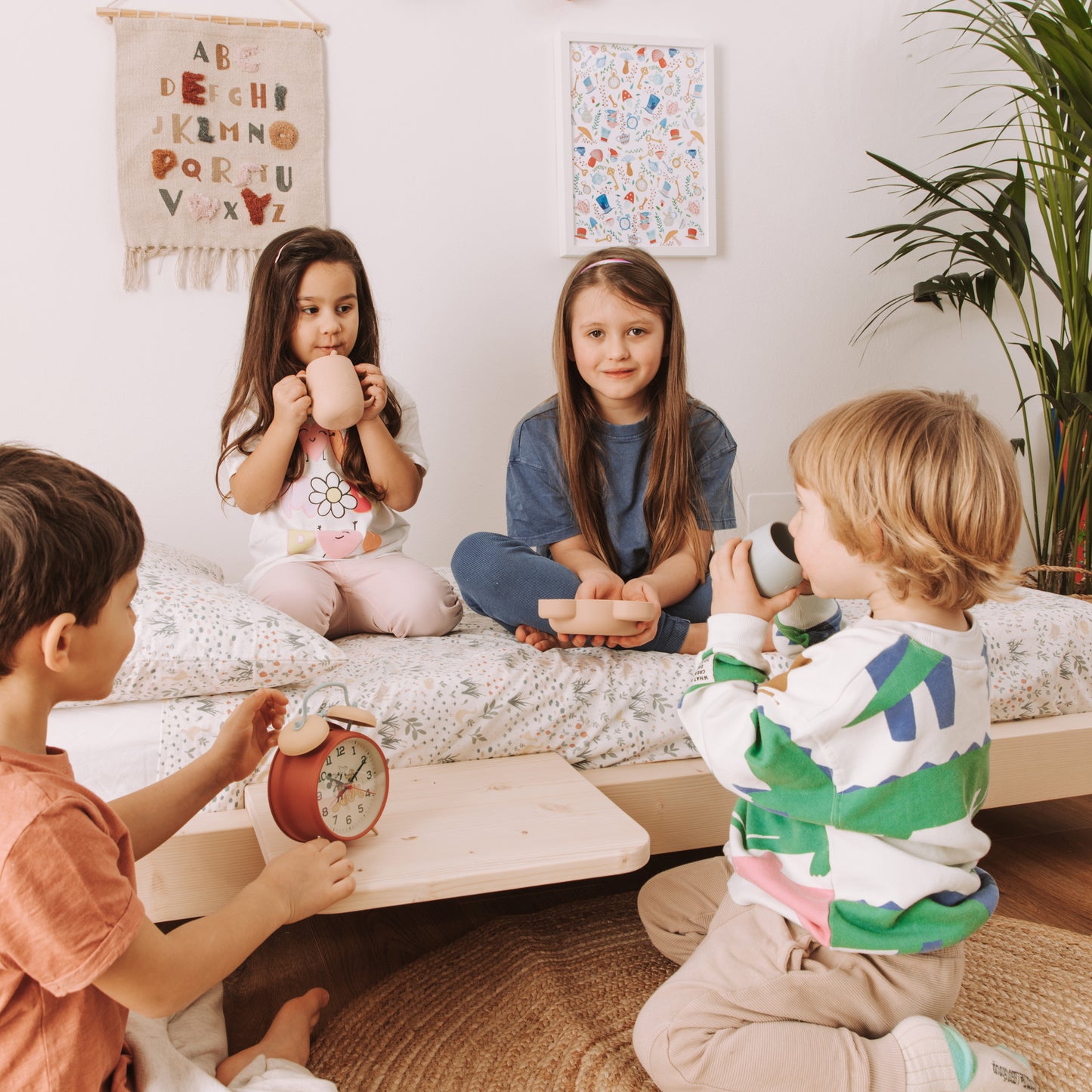 bambini e bambine giocano su lettino in legno naturale earth nabè