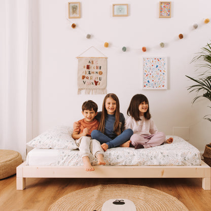 bimbi su letto zero+ earth  design minimale scandinavo legno naturale non trattato