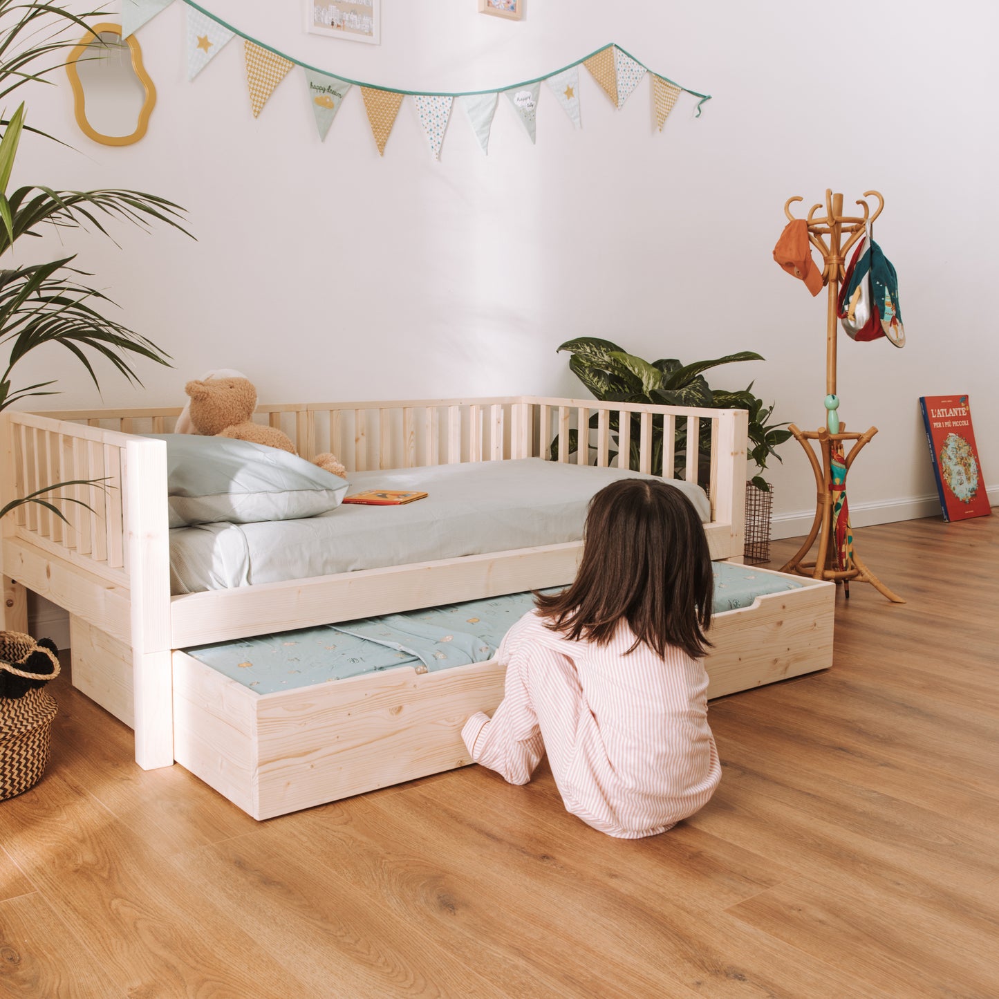 bambina estrae cassettone da letto nabè in legno naturale